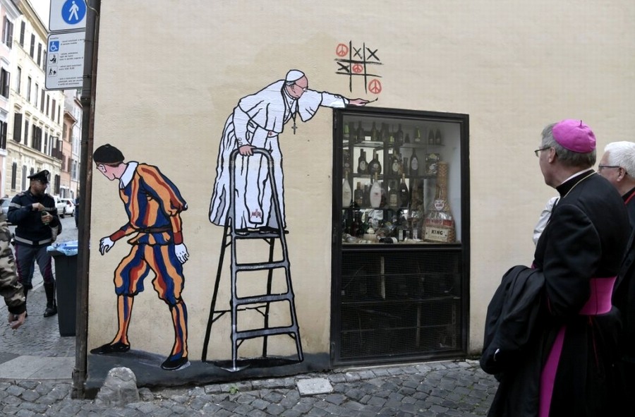 Maupal-graffiti Rómában: Ferenc pápa